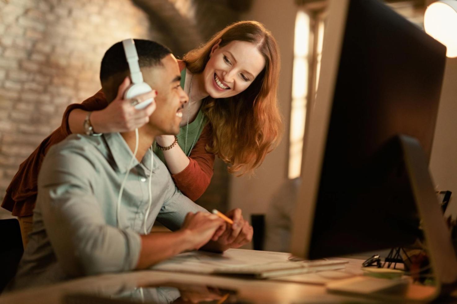 Comunitate de profesioniști SEO colaborând pe proiecte