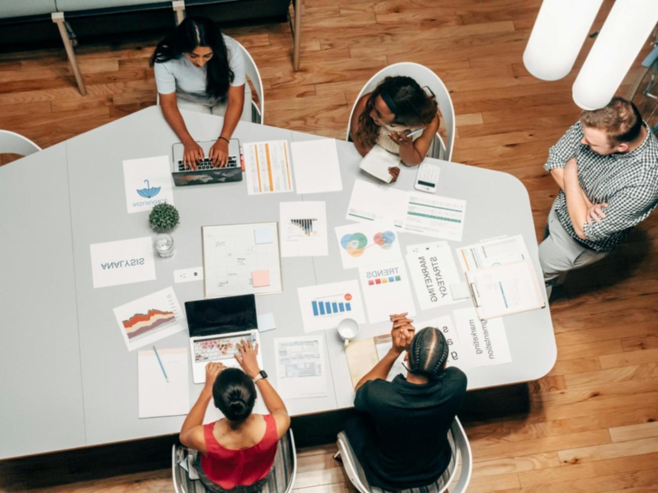 Spațiu profesional de lucru pentru dezvoltare continuă în optimizare SEO