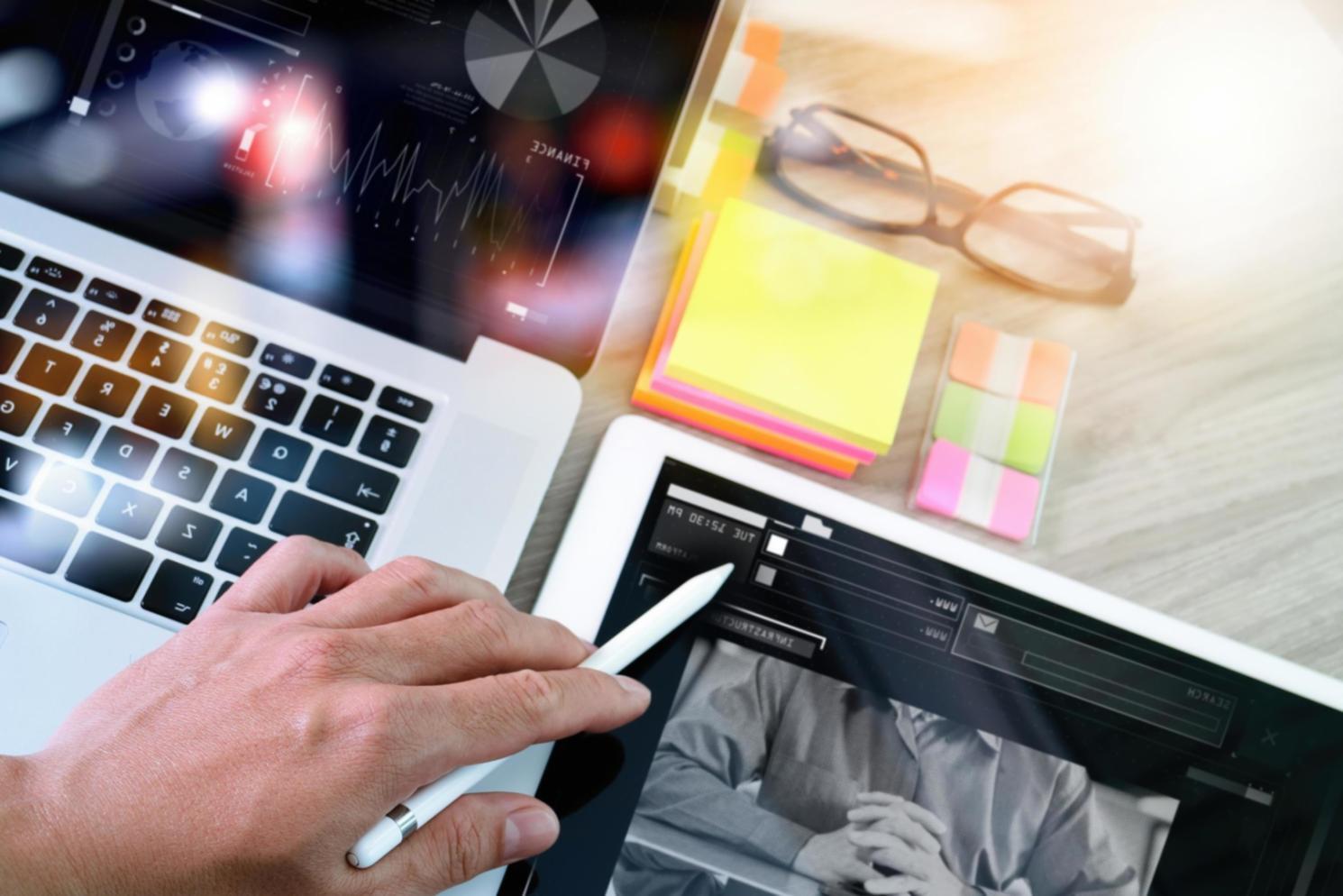 Echipa noastră de specialiști SEO lucrând la strategii digitale